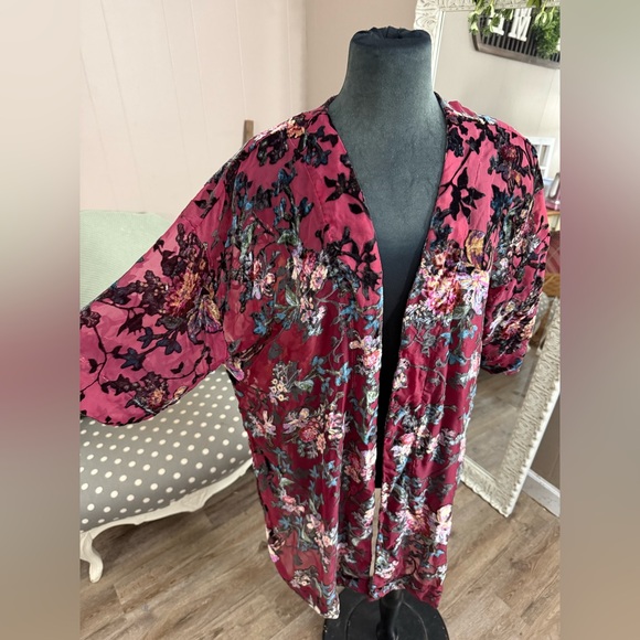 Arizona Jean Co. • Burnout Velvet Floral Kimono - Picture 3 of 11